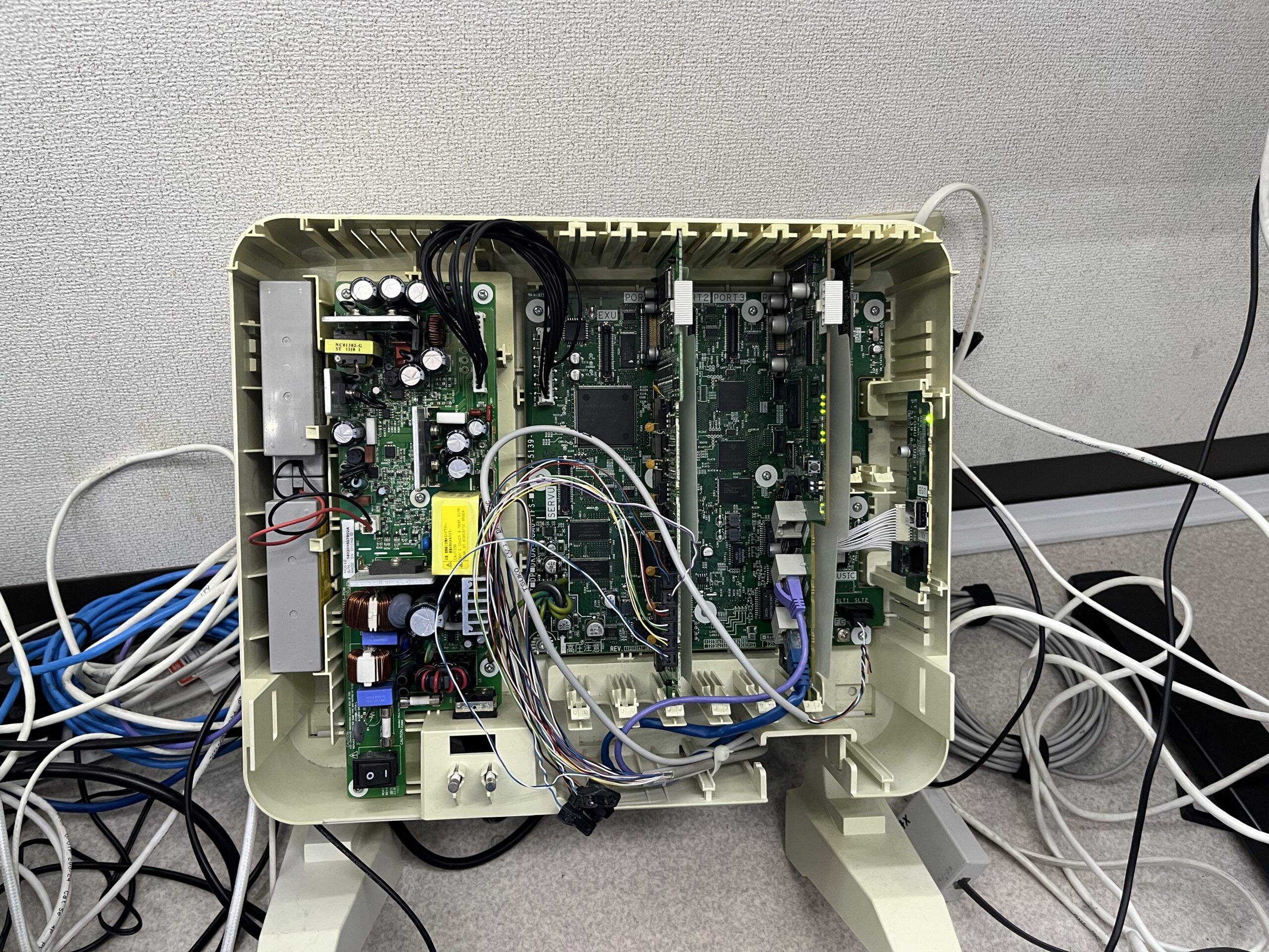 ビジネスホン設置工事の様子